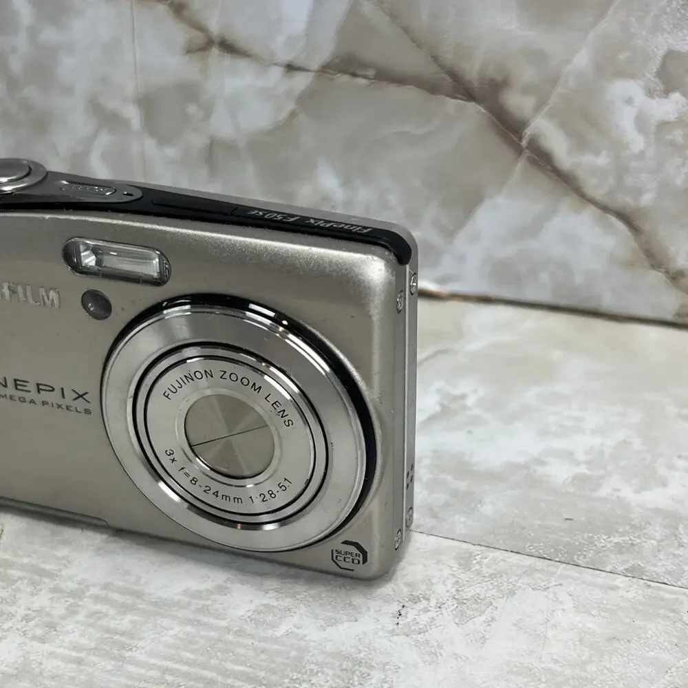 Fujifilm FinePix F50 SE 12.0MP Digital Camera FOR PARTS or REPAIR - UNTESTED